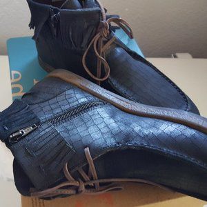 OTBT NIB Dell Rapids Fringed Leather Moc Bootie SA